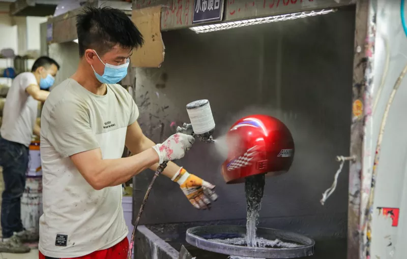 Phân tích kỹ thuật chuyên sâu: Thủ công phun tĩnh điện nhiều lớp cho vỏ mũ bảo hiểm Chống ăn mòn & chống phai màu